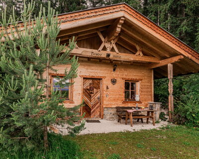 Das Chalet Tiroler Hütte von der Vorderansicht mit gedecktem Tisch.